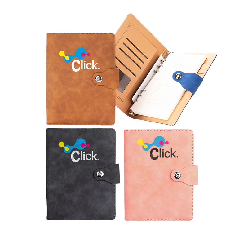 Caderno tipo fichário com capa em poliuretano (PU) e fecho magnético fixado à aba. Possui seis argolas em aço carbono, compartimento interno para quatro cartões, um deles com visor em plástico transparente, e aba porta-canetas. Conta ainda com aproximadamente 99 folhas tamanho A5 pautadas em marfim com espaço para assinalar dias da semana e datas numéricas.
Altura : 23,3 cm
Largura : 18,9 cm
Profundidade : 3,1 cm
Medidas aproximadas para gravação (CxL): 21 cm x 10 cm (capa)